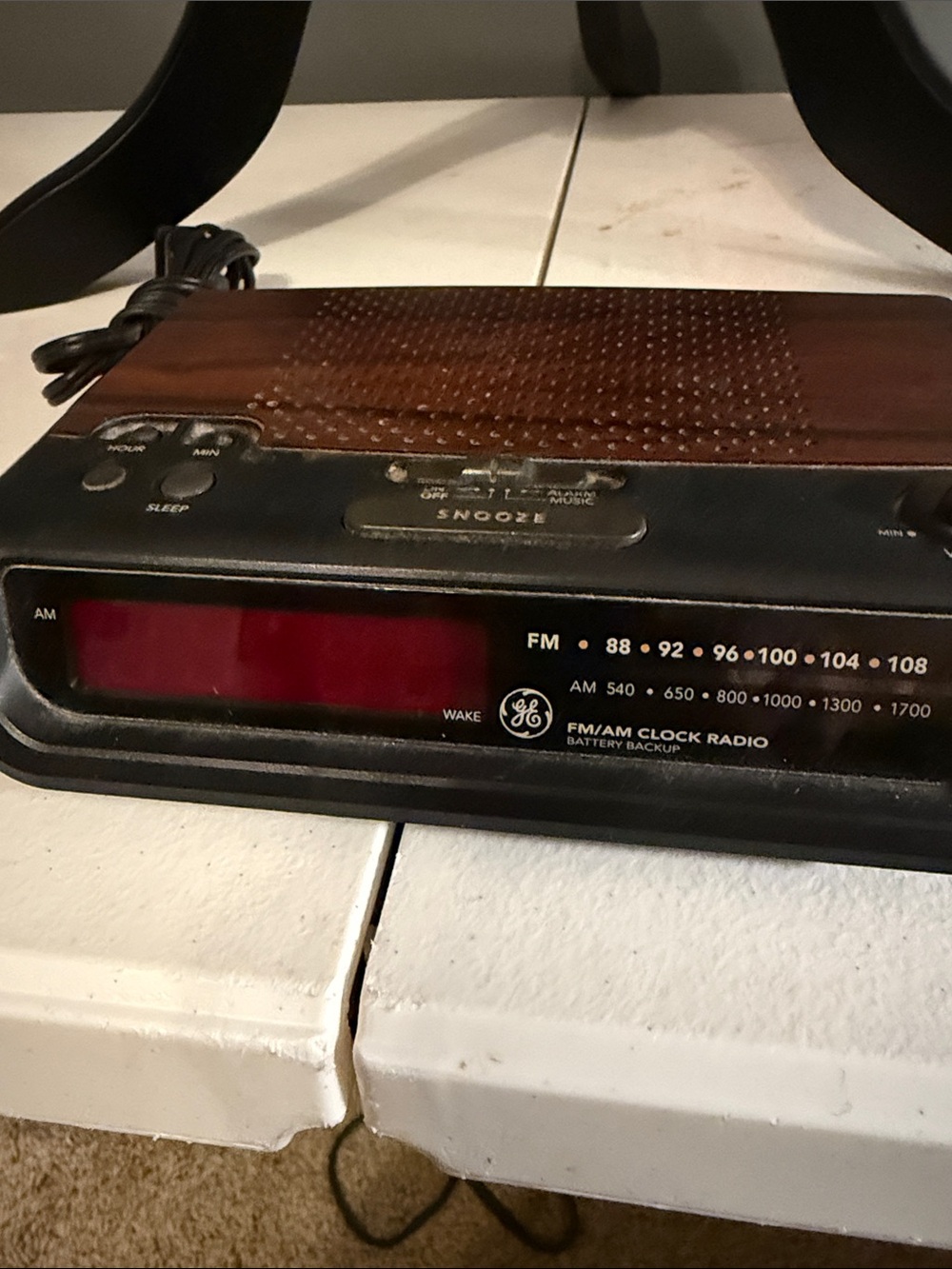 GE vintage brown AM/FM clock radio. Works!